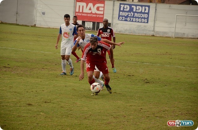 מנסה להימלט. בן נעים באדום (אמיר אזון)
